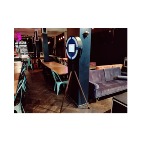 Die Fotobox aus Wiesbaden steht hier im Szeneclub "Wohnzimmer Wiesbaden"