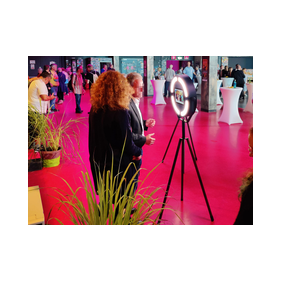 Man sieht die Fotoboxen im Einsatz, zei Personen nutzen gerade die Fotobox aus Wiesbaden