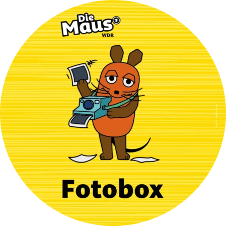 Ein rundes, gelbes Logo-Design für eine Fotobox-Magnetfolie. Das Design zeigt die bekannte Figur "Die Maus" mit einer Kamera in der Hand sowie den Schriftzug "Fotobox" und das WDR-Logo.