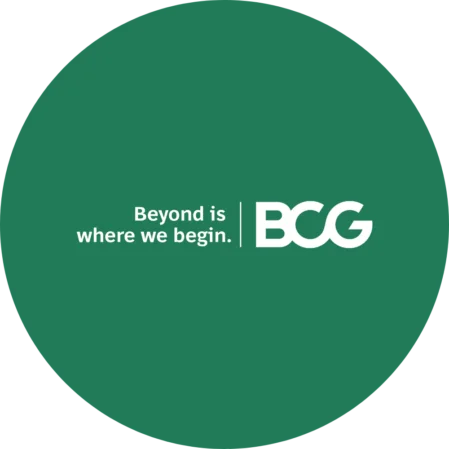 Ein grünes, rundes Logo-Design für eine Fotobox-Magnetfolie. Das Logo enthält den Slogan "Beyond is where we begin." und das weiße BCG-Logo.