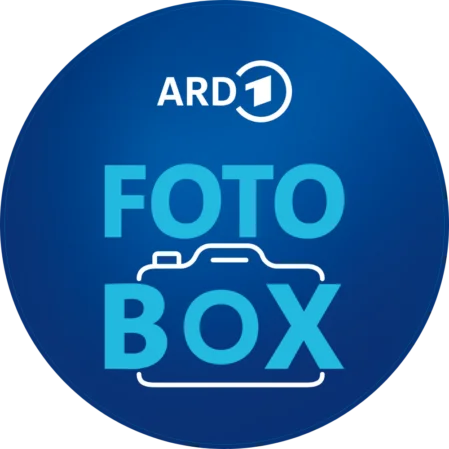 Ein rundes, blaues Logo-Design für eine Fotobox-Magnetfolie. Das Logo enthält das ARD-Logo sowie den Schriftzug "FOTOBOX" mit einer stilisierten Kamera.