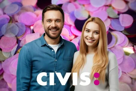 Ein Mann und eine Frau lächeln in die Kamera. Das Foto ist mit einem konfettiförmigen Overlay und dem Logo des CIVIS-Medienpreises 2025 versehen.