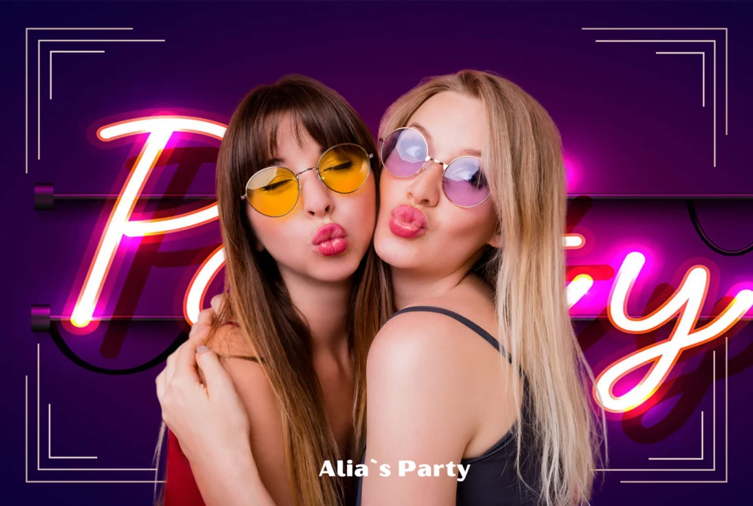 Zwei junge Frauen posieren mit lustigen Sonnenbrillen und einem Kussmund-Ausdruck für ein Foto. Der Hintergrund ist ein lila Neonlicht und das Bild enthält ein individuelles Overlay mit dem Text "Alia's Party".