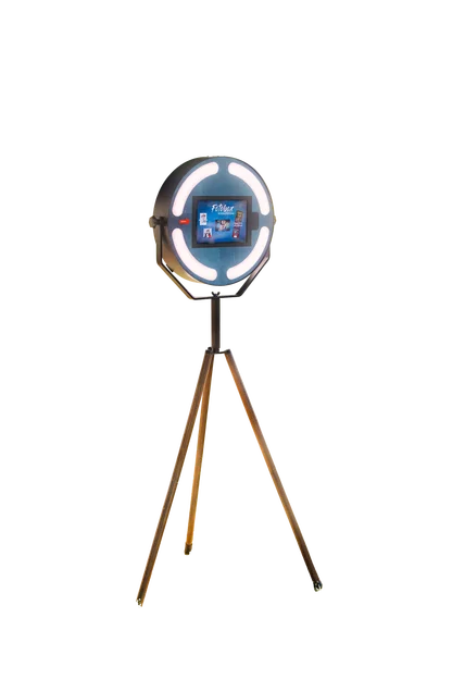 Eine freigestellte, minimalistische und moderne Fotobox auf einem Stativ. Das Gerät hat ein rundes Design mit einer kreisförmigen Beleuchtung.