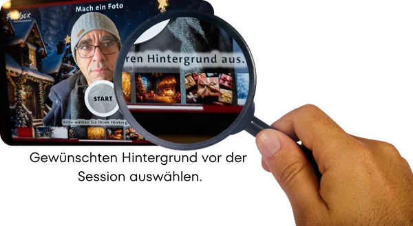 Eine Hand hält eine Lupe über einem Smartphone-Bildschirm. Der Bildschirm zeigt eine Fotobox-App, auf der ein Mann für ein Foto posiert und verschiedene Hintergründe, wie Geschenke oder einen Kamin, zur Auswahl stehen