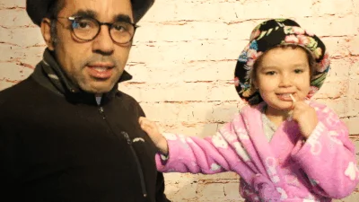 Ein Mann und ein Kind posieren in einem kurzen, lustigen Videoclip vor einer Fotobox. Das animierte GIF wird mit den Gästen geteilt.