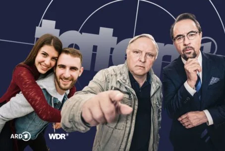 Ein Ehepaar lacht in die Kamera, während die Tatort-Kommissare in der Fotobox mit auf dem Foto sind.