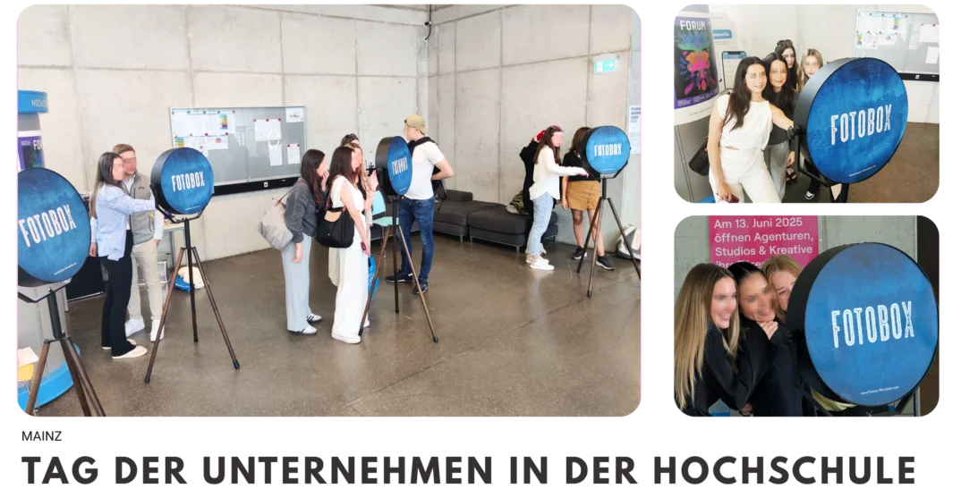 Eine Collage von Bildern, die Studierende und Besucher beim Posieren an blauen Fotoboxen auf dem "Tag der Unternehmen" an der Hochschule Mainz zeigt. Im Hintergrund sind Infotafeln und andere Besucher zu sehen.
