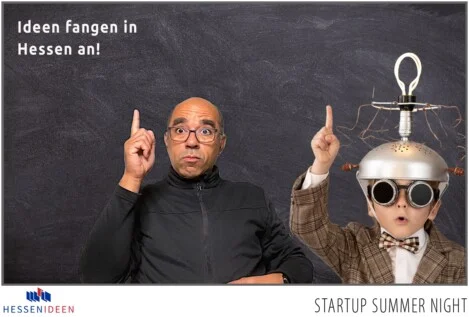 Sie sehen zwei hübsche Damen vor einem KI generierten Comic Hintergrund